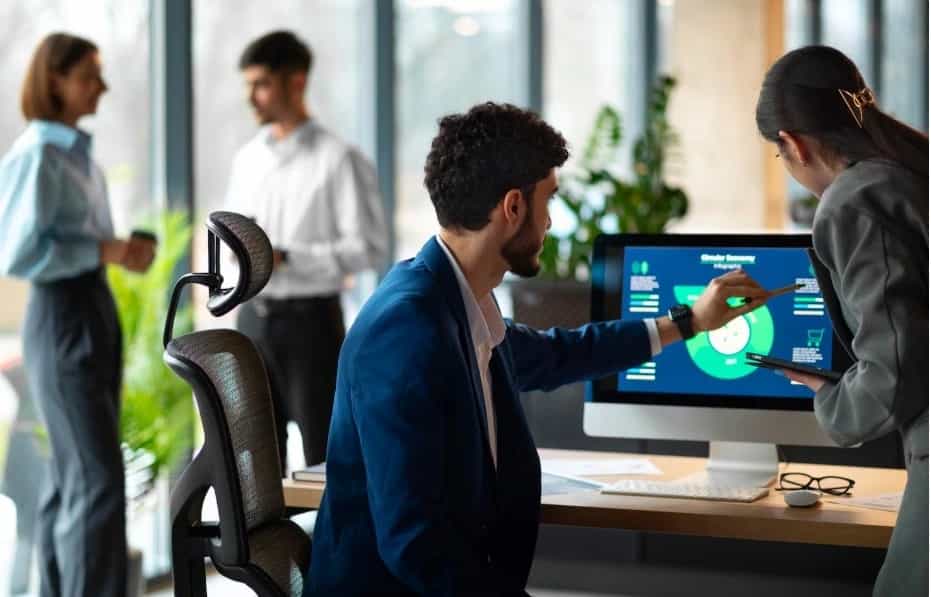 Emprendedores capacitándose